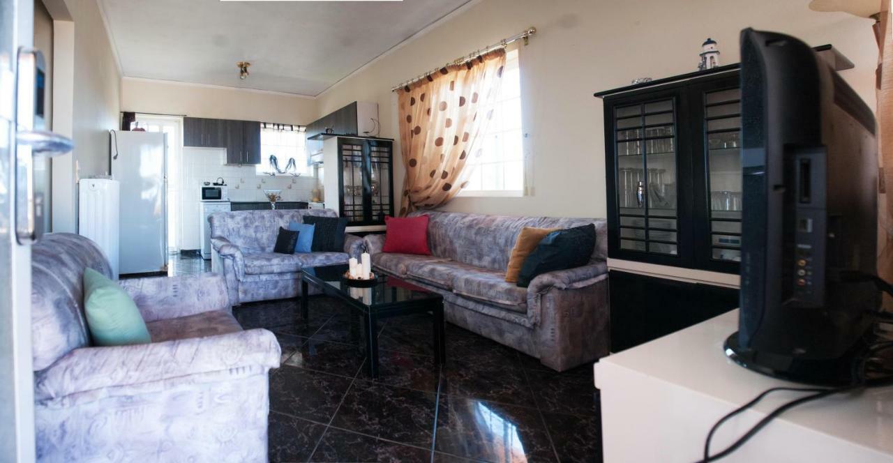 Royal Artemis Beach, Athens, Airport Apartment